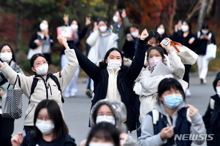 [광주=뉴시스] 이영주 기자 = 2023학년도 대학수학능력시험이 끝난 17일 오후 광주 남구 방림동 설월여자고등학교(26지구 제38시험장)에서 시험을 마치고 나온 수험생들이 기뻐하고 있다. 2022.11.17. leeyj2578@newsis.com