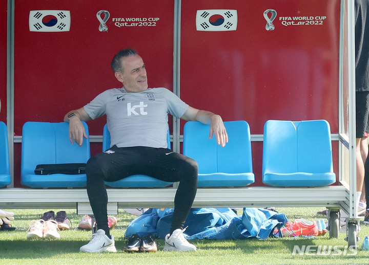 [도하(카타르)=뉴시스] 조성우 기자 = 대한민국 축구대표팀 벤투 감독이 17일(현지시간) 오전 카타르 도하 알 에글라 트레이닝센터에서 선수들 훈련을 기다리고 있다. 2022.11.17. xconfind@newsis.com