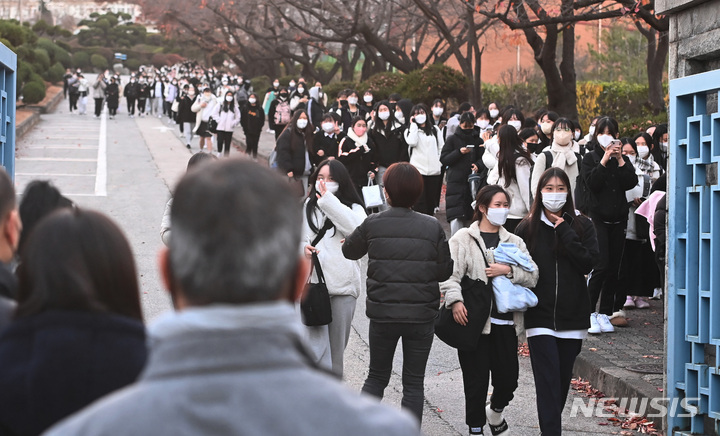 [수원=뉴시스] 김종택 기자 = 2023학년도 대학수학능력시험일인 지난 17일 오후 경기도 수원시 팔달구 영복여자고등학교에서 시험을 마친 수험생들이 고사장을 나서고 있다. 2022.11.17. jtk@newsis.com