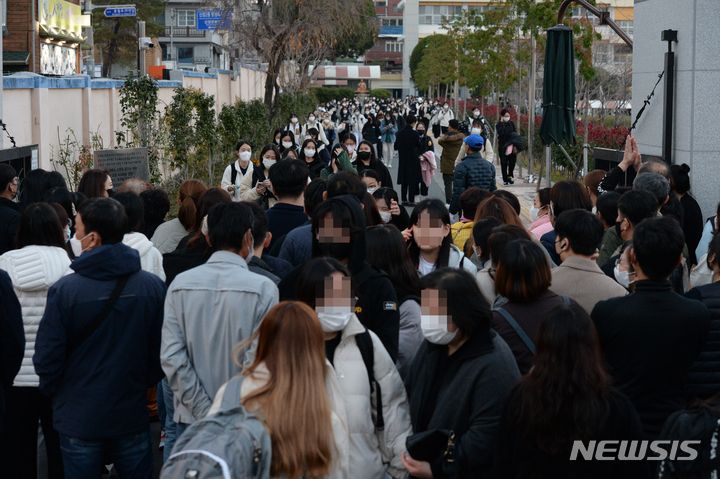 [울산=뉴시스] 배병수 기자 = 2023학년도 대학수학능력시험일이었던 지난해 11월17일 오후 울산 남구 울산여자고등학교에서 수능 시험을 마친 수험생들이 고사장을 나서고 있다. 2022.11.17. bbs@newsis.com