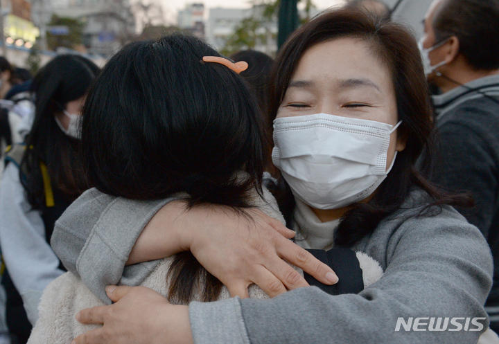 [울산=뉴시스] 배병수 기자 = 2023학년도 대학수학능력시험일인 17일 오후 울산 남구 울산여자고등학교에서 학부모가 수능 시험을 마친 수험생을 포옹하고 있다. 2022.11.17. bbs@newsis.com