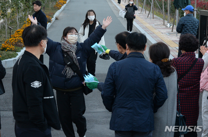 [울산=뉴시스] 배병수 기자 = 2023학년도 대학수학능력시험일인 17일 오후 울산 남구 울산여자고등학교에서 수능 시험을 마친 수험생들이 고사장을 나서고 있다. 2022.11.17. bbs@newsis.com