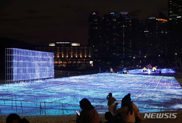 [부산=뉴시스] 하경민 기자 = '제9회 해운대 빛축제' 개막을 하루 앞둔 17일 오후 부산 해운대해수욕장 백사장에 조성된 길이 400m에 달하는 '빛 파도' 구간의 최종 시험 점등이 진행되고 있다. '어게인, 해운대 빛의 바다'를 주제로 한 이번 축제는 오는 18일부터 내년 1월 24일까지 진행된다. 2022.11.17. yulnetphoto@newsis.com