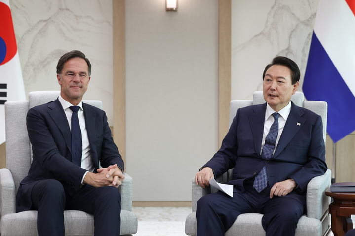 [서울=뉴시스] 윤석열 대통령이 17일 서울 용산 대통령실 청사에서 마크 루터 네덜란드 총리와 사전 환담을 하고 있다. (사진=대통령실 제공) 2022.11.17. photo@newsis.com *재판매 및 DB 금지