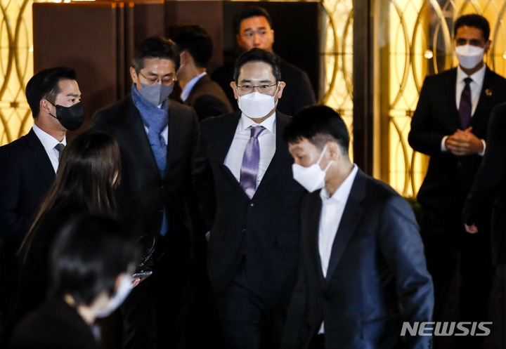 [서울=뉴시스] 정병혁 기자 = 이재용 삼성전자 회장이 17일 오후 빈 살만 사우디아라비아 왕세자와 차담회를 마친 뒤 서울 중구 롯데호텔을 나오고 있다. 2022.11.17. jhope@newsis.com