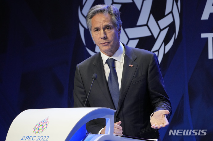[방콕=AP/뉴시스] 토니 블링컨 미국 국무장관이 17일(현지시간) 태국 방콕에서 아시아태평양경제협력체(APEC) 정상회의 기간 열린 기자회견에서 발언하고 있다.2022.11.18