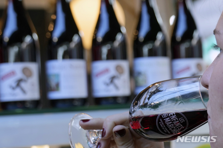 [파리=AP/뉴시스] 코로나19 팬데믹 이후 호주와의 관계가 악화한 중국이 호주 와인에 징벌적 수입 관세를 부과해 약 20억 리터의 호주 와인이 팔리지 못하고 있다고 영국 파이낸셜타임스(FT)가 26일(현지시간) 전했다. 사진은 프랑스 파리의 한 가게에서 와인을 마시고 있는 고객의 모습. 2023.09.28. 