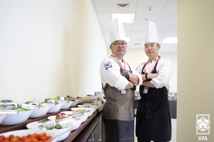 [도하(카타르)=뉴시스]김형채 조리장과 신동일 조리사. (사진=대한축구협회 제공)