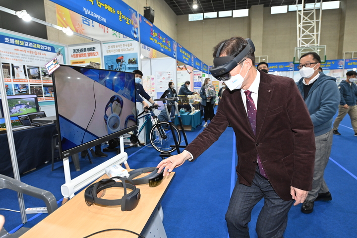 [안동=뉴시스] 2021년 10월 열린 경북수업나눔축제에서 임종식 교육감이 첨단수업 기자재를 체험해보고 있다. (사진=경북교육청 제공) 2025.06.24 *재판매 및 DB 금지