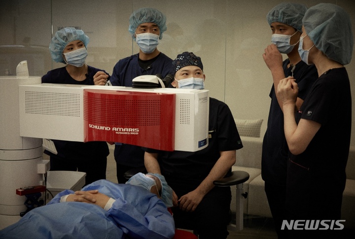 [서울=뉴시스]풍계현 강남센트럴안과의원 대표원장과 의료진. (사진= 강남센트럴안과의원 제공) 2022.11.18