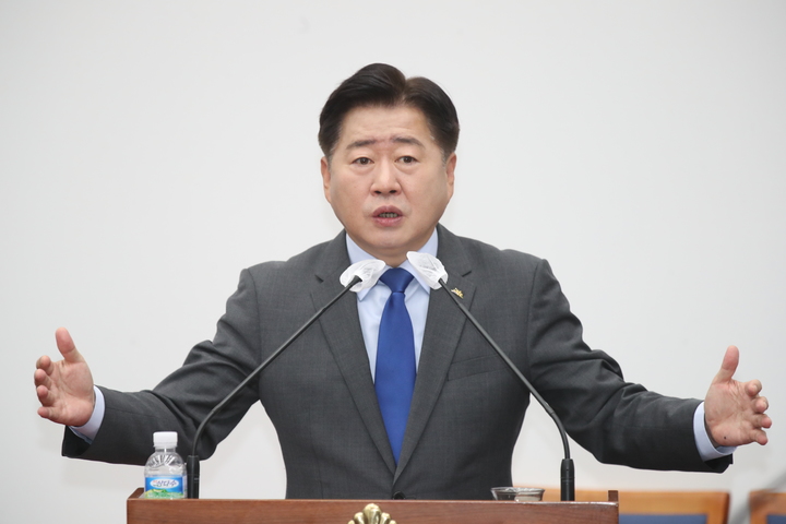 [제주=뉴시스] 오영훈 제주지사가 18일 오전 제주도의회 도정질문에서 답변하고 있다. (사진=제주도의회 제공) 2022.11.18. photo@newsis.com&nbsp;&nbsp; *재판매 및 DB 금지