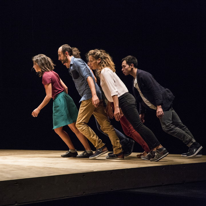 [서울=뉴시스]안무가 요안 부르주아의 '기울어진 사람들' 공연 사진. (사진=LG아트센터 서울/Geraldine Aresteanu 제공) 2022.11.18. photo@newsis.com&nbsp; *재판매 및 DB 금지