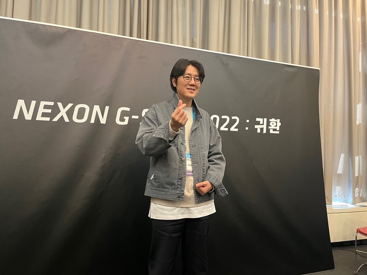 [부산=뉴시스] 이범준 넥슨게임즈 PD가 18일 부산 해운대 벡스코에서 진행된 '더 퍼스트 디센던트' 인터뷰에서 기념촬영을 하고 있다.(사진=최은수 기자) *재판매 및 DB 금지