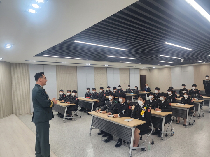 육군 사이버작전센터장 곽열목 장군이 ‘꿈과 희망은 반드시 이루어진다’란 주제로 국방기술행정과 재학생을 대상으로 특강하고 있다.  *재판매 및 DB 금지