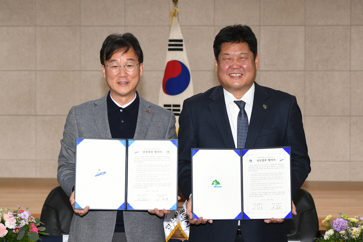 [안산=뉴시스] 18일 강원 태백시청 대회의실에서 이민근 경기 안산시장(사진 왼쪽), 이상호 강원 태백시장이 '친선결연 협약'을 체결하고 있다. (사진=안산시 제공) 2022.11.18. photo@newsis.com *재판매 및 DB 금지