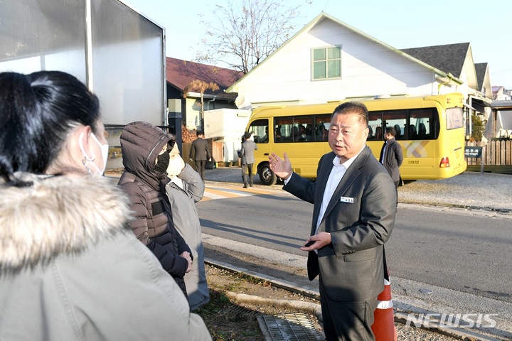 경기 파주시 야당동 학생들의 통학로 위험요소를 점검하는 김경일 파주시장.(사진=파주시 제공)