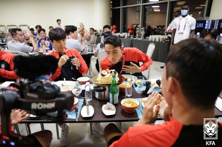 [도하(카타르)=뉴시스]축구대표팀 수비수 조유민 생일. (사진=대한축구협회 제공)