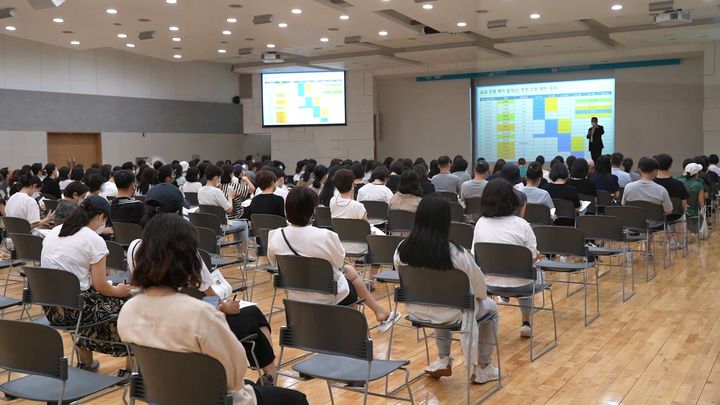 [서울=뉴시스]지난 7월 은평구 대입 지원 설명회 개최 모습.