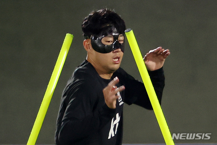 [도하(카타르)=뉴시스] 조성우 기자 = 대한민국 축구대표팀 손흥민이 17일(현지시간) 오후 카타르 도하 알 에글라 트레이닝센터에서 훈련을 하고 있다. 2022.11.18. xconfind@newsis.com