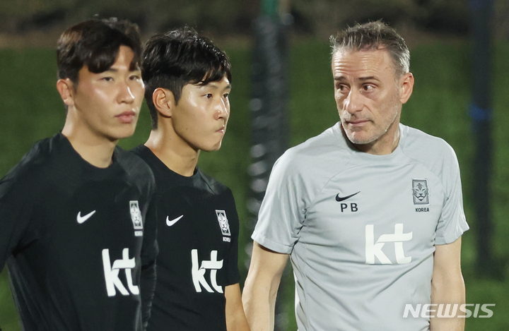 [도하(카타르)=뉴시스] 조성우 기자 = 대한민국 축구대표팀 벤투 감독이 17일(현지시간) 오후 카타르 도하 알 에글라 트레이닝센터에서 훈련하는 이강인과 대화하고 있다. 2022.11.18. xconfind@newsis.com