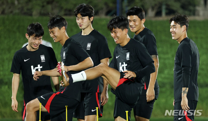 [도하(카타르)=뉴시스] 조성우 기자 = 대한민국 축구대표팀 선수들이 17일(현지시간) 오후 카타르 도하 알 에글라 트레이닝센터에서 훈련을 하고 있다. 2022.11.18. xconfind@newsis.com