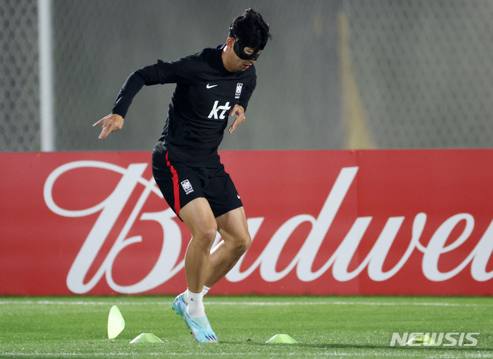 [도하(카타르)=뉴시스] 조성우 기자 = 대한민국 축구대표팀 손흥민이 17일(현지시간) 오후 카타르 도하 알 에글라 트레이닝센터에서 훈련을 하고 있다. 2022.11.18. xconfind@newsis.com