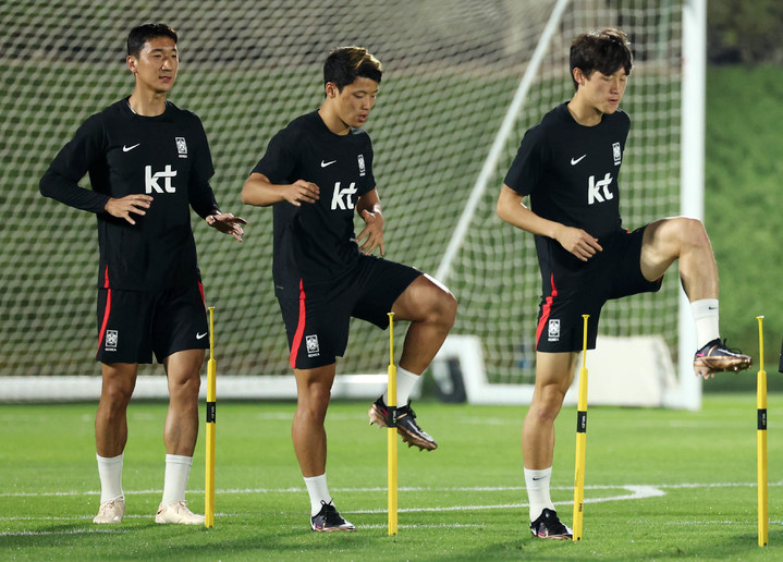 [도하(카타르)=뉴시스] 조성우 기자 = 대한민국 축구대표팀 정우영, 황희찬, 이재성이 17일(현지시간) 오후 카타르 도하 알 에글라 트레이닝센터에서 훈련을 하고 있다. 2022.11.18. xconfind@newsis.com