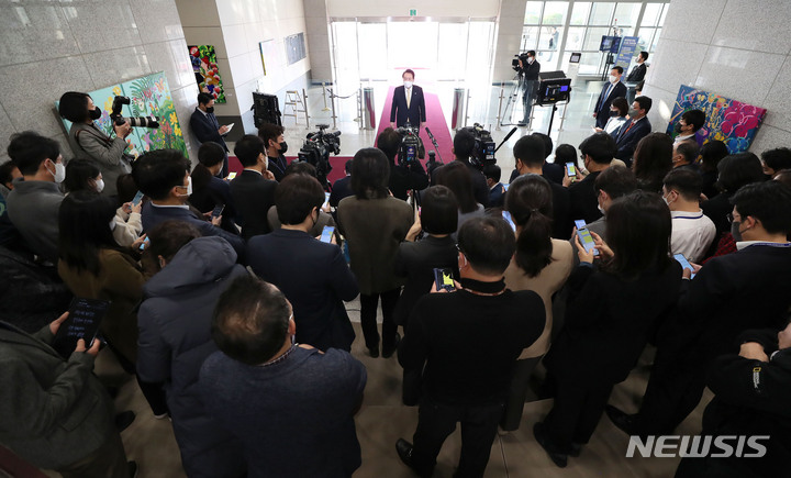 [서울=뉴시스] 홍효식 기자 = 윤석열 대통령이 18일 오전 서울 용산 대통령실 청사로 출근하며 취재진 질문에 답하고 있다. 2022.11.18. yesphoto@newsis.com