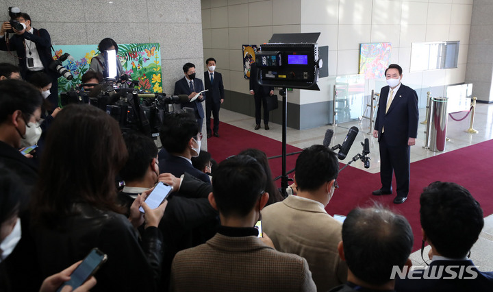 [서울=뉴시스] 홍효식 기자 = 윤석열 대통령이 18일 오전 서울 용산 대통령실 청사로 출근하며 취재진 질문에 답하고 있다. 2022.11.18. yesphoto@newsis.com