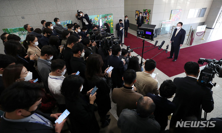 [서울=뉴시스] 홍효식 기자 = 윤석열 대통령이 18일 오전 서울 용산 대통령실 청사로 출근하며 취재진 질문에 답하고 있다. 2022.11.18. yesphoto@newsis.com