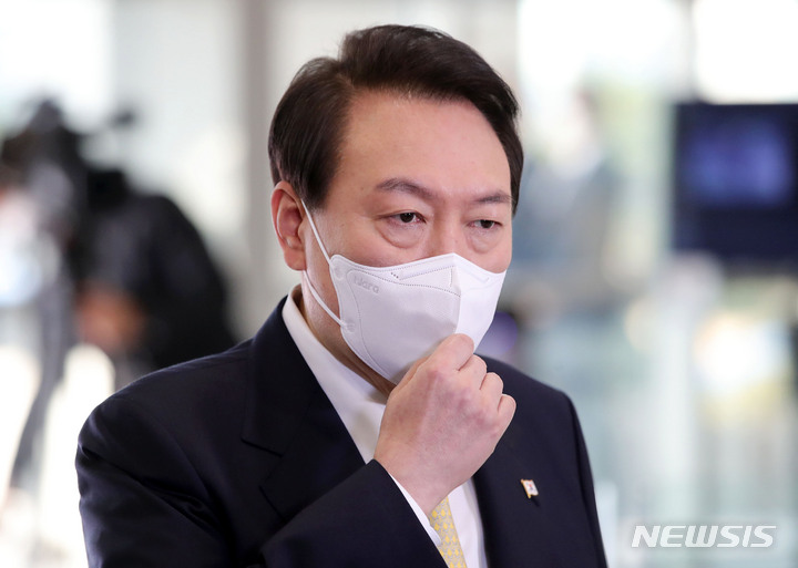[서울=뉴시스] 홍효식 기자 = 윤석열 대통령이 18일 오전 서울 용산 대통령실 청사로 출근하며 취재진 질문에 답하고 있다. 2022.11.18. yesphoto@newsis.com
