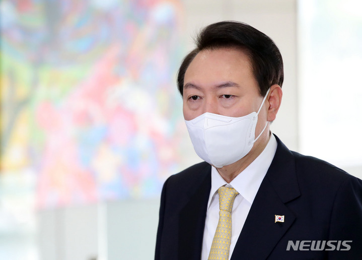 [서울=뉴시스] 홍효식 기자 = 윤석열 대통령이 18일 오전 서울 용산 대통령실 청사로 출근하며 취재진 질문에 답하고 있다. 2022.11.18. yesphoto@newsis.com