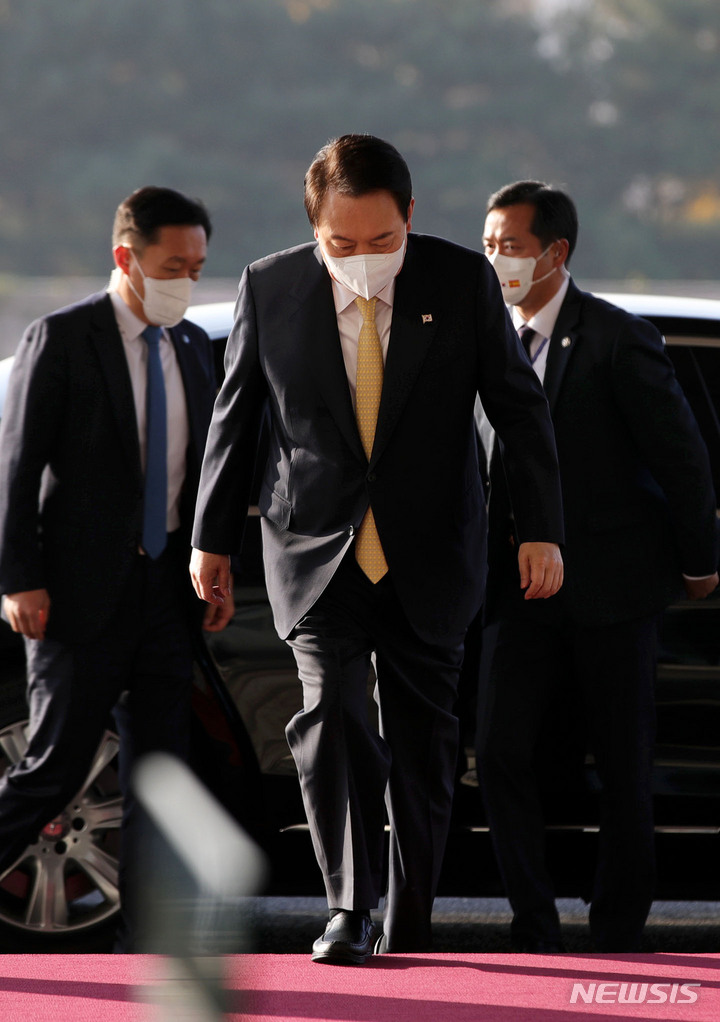 [서울=뉴시스] 홍효식 기자 = 윤석열 대통령이 18일 오전 서울 용산 대통령실 청사로 출근하고 있다. 2022.11.18. yesphoto@newsis.com
