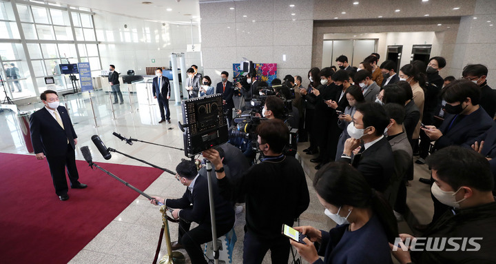[서울=뉴시스] 홍효식 기자 = 윤석열 대통령이 18일 오전 서울 용산 대통령실 청사로 출근하며 취재진 질문에 답하고 있다. 2022.11.18. yesphoto@newsis.com