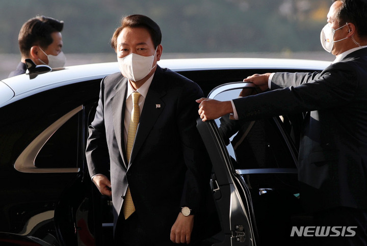 [서울=뉴시스] 홍효식 기자 = 윤석열 대통령이 18일 오전 서울 용산 대통령실 청사로 출근하고 있다. 2022.11.18. yesphoto@newsis.com
