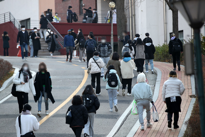 [서울=뉴시스] 김선웅 기자 = 수능 후 본격적인 대학별 논술고사 일정이 시작된 지난 18일 서울 동작구 숭실대학교에서 수험생들이 논술고사를 보기 위해 고사장으로 향하고 있다. 2022.11.18. mangusta@newsis.com