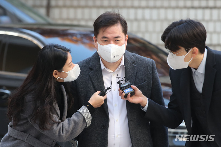 [서울=뉴시스] 권창회 기자 = 유동규 전 성남도시개발공사 본부장이 18일 오전 서울 서초구 서울중앙지방법원에서 열린 대장동 개발 배임 혐의 관련 공판에 출석하고 있다. 2022.11.18. kch0523@newsis.com