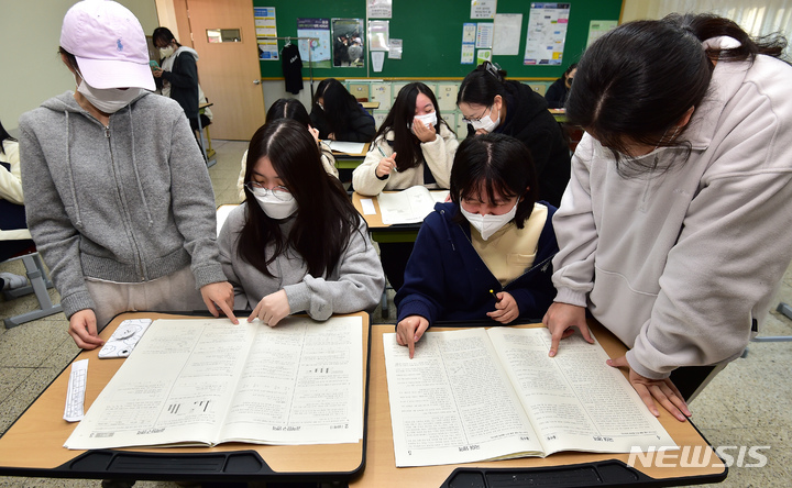 [대구=뉴시스] 이무열 기자 = 18일 오전 대구 수성구 정화여자고등학교 3학년 교실에서 수험생들이 수능 시험 가채점을 하고 있다. 2022.11.18. lmy@newsis.com