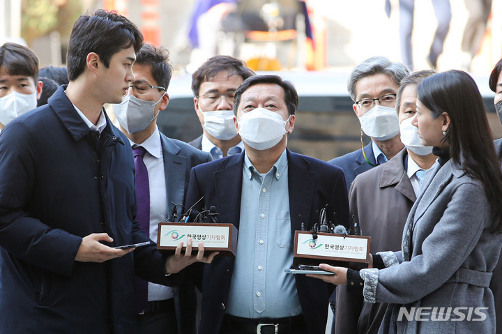 [서울=뉴시스] 권창회 기자 = 정진상 더불어민주당 대표실 정책조정실장이 18일 오후 서울 서초구 서울중앙지방법원에서 열린 구속 전 피의자 심문(영장실질심사)에 출석하며 취재진의 질문에 답하고 있다. 정 실장은 특정범죄 가중처벌 등에 관한 법률 위반(뇌물), 부정처사 후 수뢰, 부패방지법 위반, 증거인멸교사 혐의를 받고 있다. 2022.11.18. kch0523@newsis.com