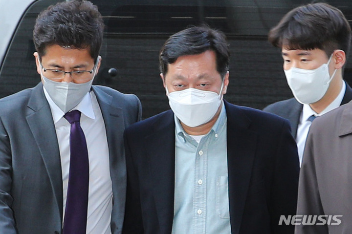 [서울=뉴시스] 권창회 기자 = 정진상 더불어민주당 대표실 정책조정실장이 18일 오후 서울 서초구 서울중앙지방법원에서 열린 구속 전 피의자 심문(영장실질심사)에 출석하고 있다. 정 실장은 특정범죄 가중처벌 등에 관한 법률 위반(뇌물), 부정처사 후 수뢰, 부패방지법 위반, 증거인멸교사 혐의를 받고 있다. 2022.11.18. kch0523@newsis.com