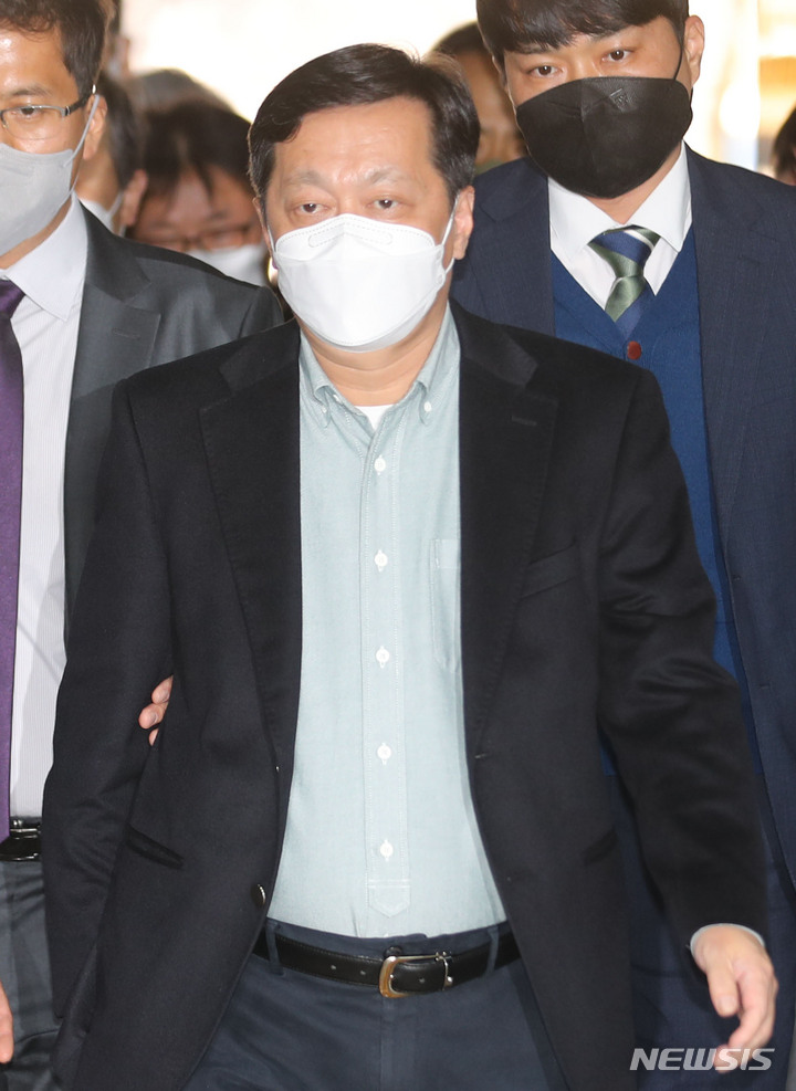 [서울=뉴시스] 권창회 기자 = 정진상 더불어민주당 대표실 정책조정실장이 지난달 18일 오후 서울 서초구 서울중앙지방법원에서 열린 구속 전 피의자 심문(영장실질심사)에 출석하고 있다. 정 실장은 특정범죄 가중처벌 등에 관한 법률 위반(뇌물), 부정처사 후 수뢰, 부패방지법 위반, 증거인멸교사 혐의를 받고 있다. 2022.11.18. kch0523@newsis.com