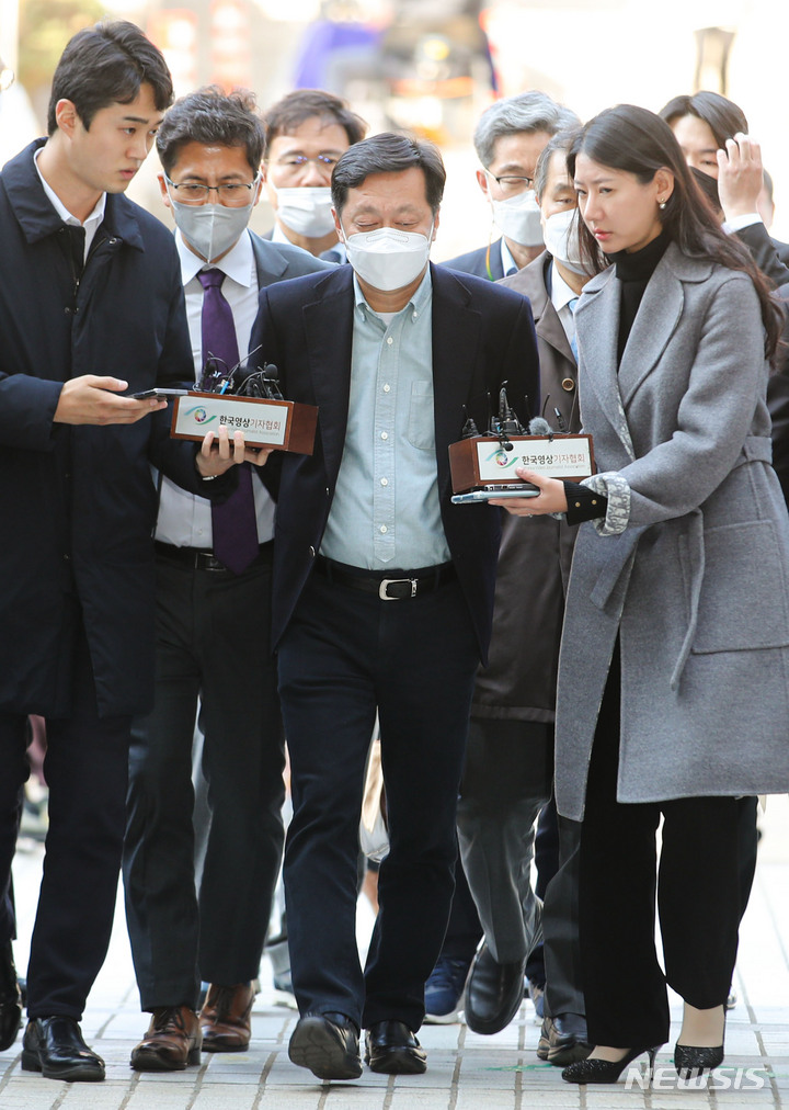 [서울=뉴시스] 권창회 기자 = 정진상 더불어민주당 대표실 정책조정실장이 지난 18일 오후 서울 서초구 서울중앙지방법원에서 열린 구속 전 피의자 심문(영장실질심사)에 출석하고 있다. 정 실장은 특정범죄 가중처벌 등에 관한 법률 위반(뇌물), 부정처사 후 수뢰, 부패방지법 위반, 증거인멸교사 혐의를 받고 있다. 2022.11.18. kch0523@newsis.com