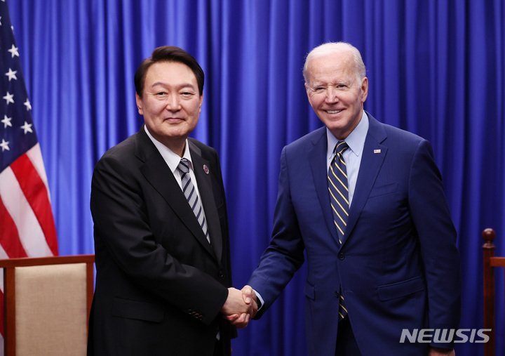 [프놈펜=뉴시스] 홍효식 기자 = 조 바이든 미국 대통령은 12일 윤석열 대통령에 제2차 민주주의 정상회의의 공식 초청장을 보냈다. 사진은 지난해 11월 윤 대통령과 바이든 대통령이 프놈펜의 한 호텔에서 열린 한미 정상회담에 앞서 악수를 하는 모습 (사진=대통령실 제공) 2023.03.12