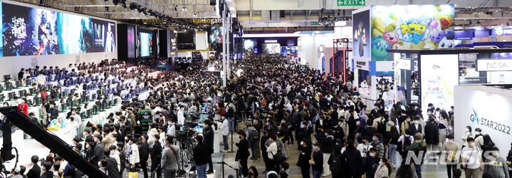 [부산=뉴시스] 하경민 기자 = 국제게임전시회 '지스타 2022' 개막 이틀째인 18일 부산 해운대구 벡스코 제1전시장을 찾은 관람객들이 신작 게임을 즐기고 있다. 20일까지 게속되는 이번 전시에는 43개국 987개사 참가해 게임전시, 비즈니스, 콘퍼런스, 이스포츠 등 다양한 행사를 동시에 진행한다. 2022.11.18. yulnetphoto@newsis.com
