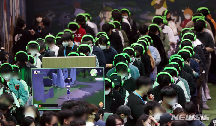 [부산=뉴시스] 하경민 기자 = 국제게임전시회 '지스타 2022' 개막 이틀째인 18일 부산 해운대구 벡스코 제1전시장에 마련된 넥슨 부스를 찾은 관람객들이 신작 게임을 즐기고 있다. 2022.11.18. yulnetphoto@newsis.com