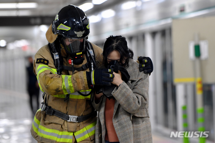 [광주=뉴시스] 이영주 기자 = 18일 오후 광주 동구 소태역에서 펼쳐진 재난대응 안전한국훈련 과정에서 광주 동부소방서 대원들이 시민들을 대피시키는 연습을 하고 있다. 2022.11.18. leeyj2578@newsis.com