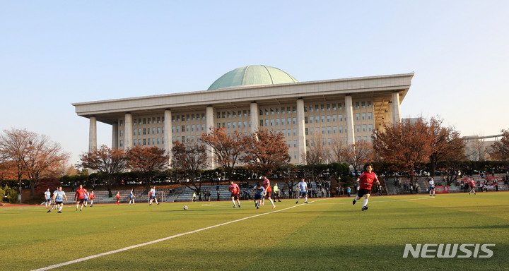 [서울=뉴시스] 고범준 기자 = 18일 오후 서울 여의도 국회 운동장에서 열린 '여야 국회의원 친선 축구대회'에서 국민의힘-더불어민주당 의원들이 경기를 하고 있다. 2022.11.18. bjko@newsis.com