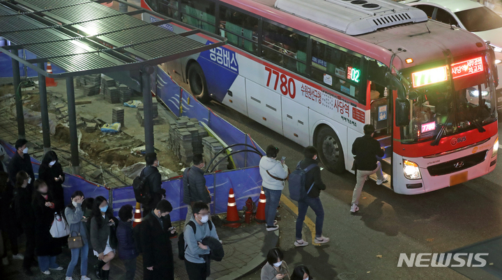 [서울=뉴시스] 김금보 기자 = 경기도 광역버스 '입석 승차 중단' 첫날인 18일 오후 서울 사당역 4번출구 인근 공사중인 광역버스 정류장에서 버스 이용객들이 공사장을 피해 차도로 이동하는 등 불편을 겪고 있다. 2022.11.18. kgb@newsis.com