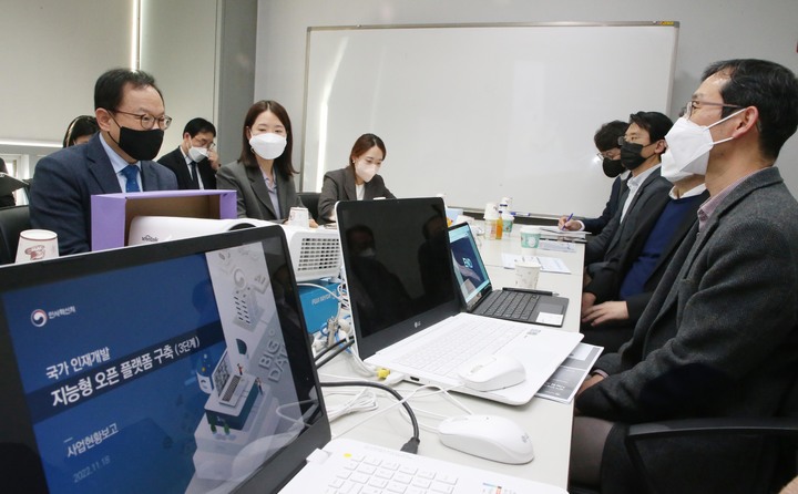 [서울=뉴시스] 김승호 인사혁신처장이 지난 18일 인재개발 플랫폼 3단계 구축사업 현황 점검을 위해 서울 용산구 플랫폼 사업단 사무소를 방문, 관계자들과 의견을 나누며 빅데이터 기반 지능형 인재개발플랫폼 서비스의 중요성을 강조하고 있다. 2022.11.18. photo@newsis.com *재판매 및 DB 금지