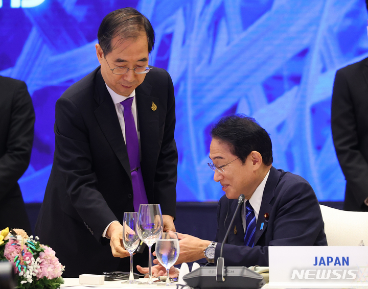 [방콕=뉴시스] 김명원 기자 = 한덕수 국무총리가 18일 오후 (현지시간) 태국 방콕 QSNCC(Queen Sirikit National Convention Center)에서 열린 아시아·태평양 경제협력체(APEC) 정상·초청국 업무 오찬에서 통역기에 문제가 생긴 기시다 후미오 일본총리를 돕고 있다. 2022.11.18. kmx1105@newsis.com